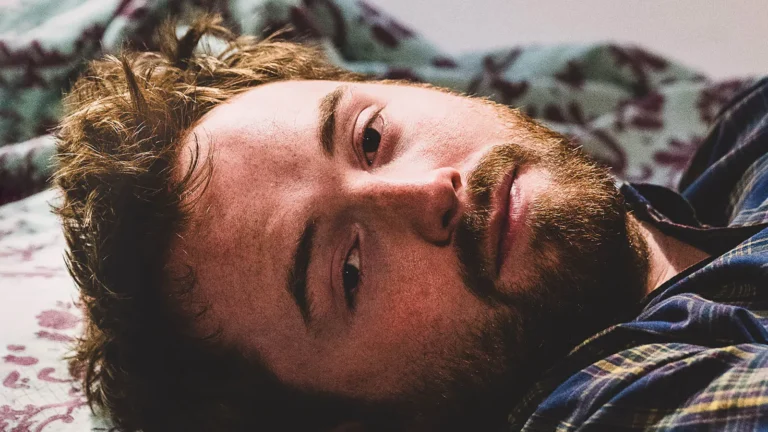 Cooper Hoffman detalha comédia I Want Your Sex e explica como lida com o legado de Philip Seymour Hoffman