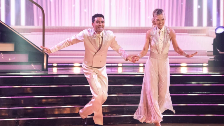 Julia Stiles estreia em Dancing With the Stars com homenagem a Dolly Parton
